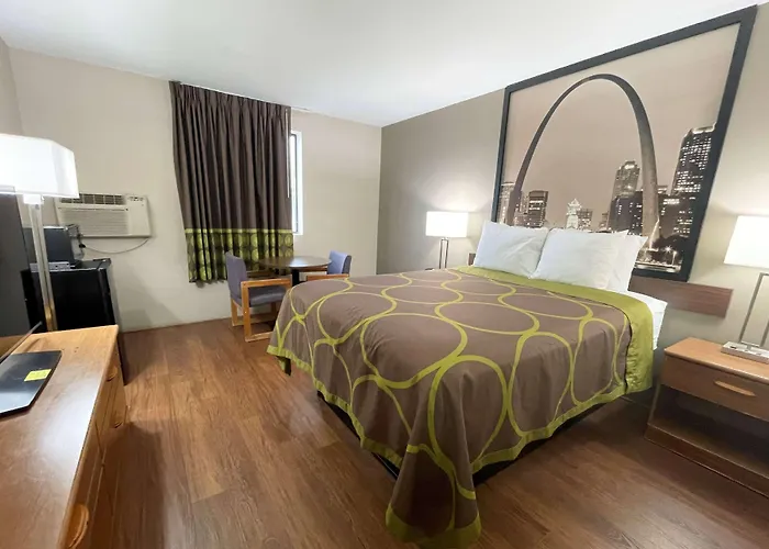 Super 8 By Wyndham Eureka/Six Flags Nearby